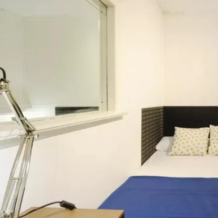 Rent this 7 bed room on Calle de Martín de los Heros in 77, 28008 Madrid