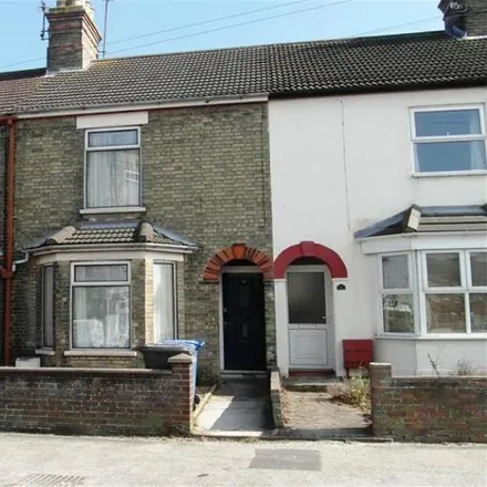 Rent this 3 bed townhouse on The Co-operative Food in London Road Pakefield, Lowestoft