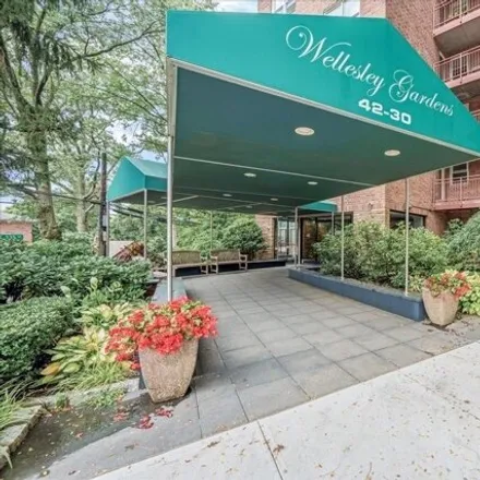 Buy this studio apartment on Wellesley Gardens in 42-28 Douglaston Parkway, New York