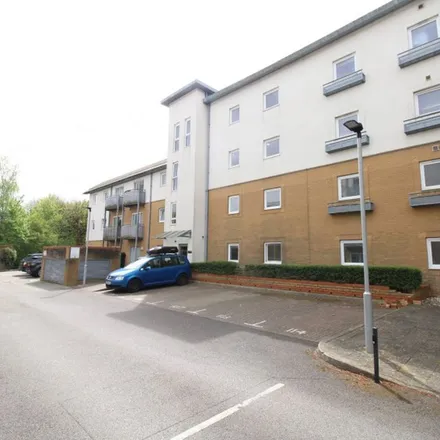 Rent this 2 bed apartment on Trafalgar Gardens in Three Bridges, RH10 7SW