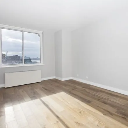 Image 2 - 560 W 43rd St Apt 36H, New York, 10036 - Apartment for rent