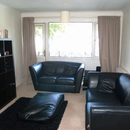 Image 3 - Castle Close, Ulverley Green, B92 8SH, United Kingdom - Apartment for rent