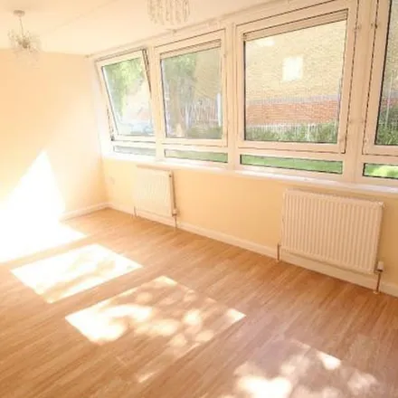 Rent this 3 bed apartment on unnamed road in London, N4 3PD