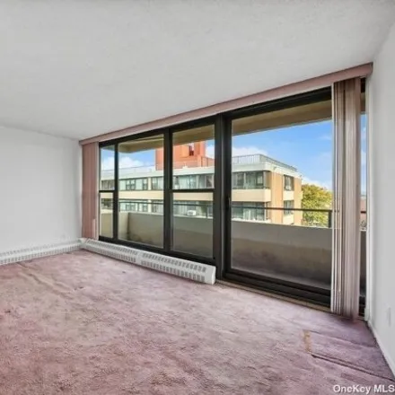 Image 9 - 10-34 166th Street, New York, NY 11357, USA - Apartment for sale