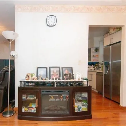 Image 5 - 1727 East 14th Street, New York, NY 11229, USA - House for sale