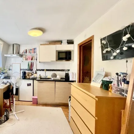 Rent this studio apartment on 89 Inverness Terrace in London, W2 3LD
