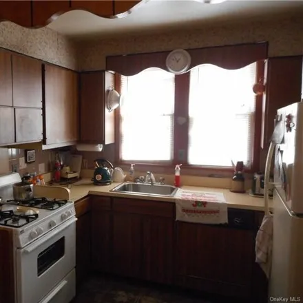 Image 7 - 557 Van Cortlandt Park Avenue, Lowerre, City of Yonkers, NY 10705, USA - House for sale