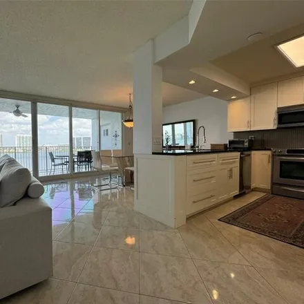 Image 2 - Le Laurier, 17800 North Bay Road, Golden Shores, Sunny Isles Beach, FL 33160, USA - Condo for rent