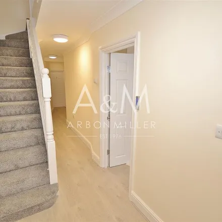 Image 5 - Ascot Close, London, IG6 3BS, United Kingdom - Apartment for rent