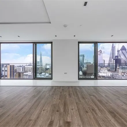 Rent this 3 bed apartment on Amazon Fresh in Leman Street, London
