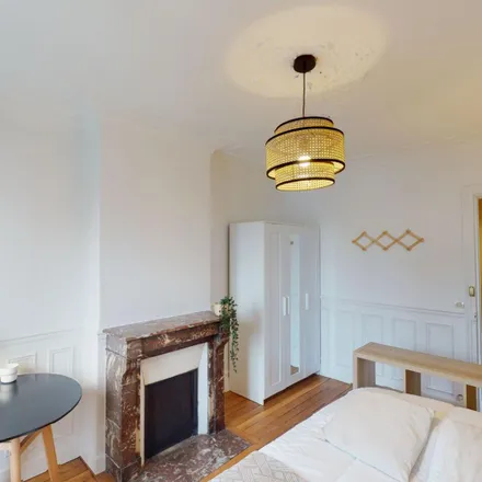 Rent this 9 bed room on 61 Rue des Cloÿs in 75018 Paris, France