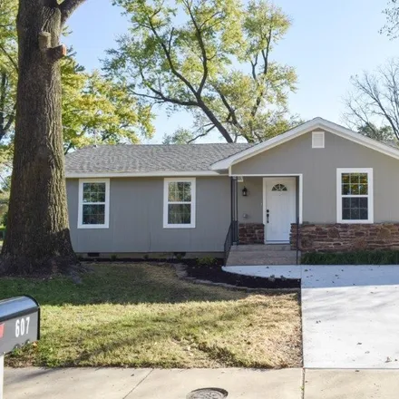 Rent this 3 bed house on 607 North 6th Street in Rogers, AR 72756