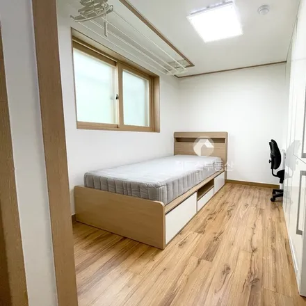 Rent this studio apartment on 서울특별시 관악구 봉천동 877-7