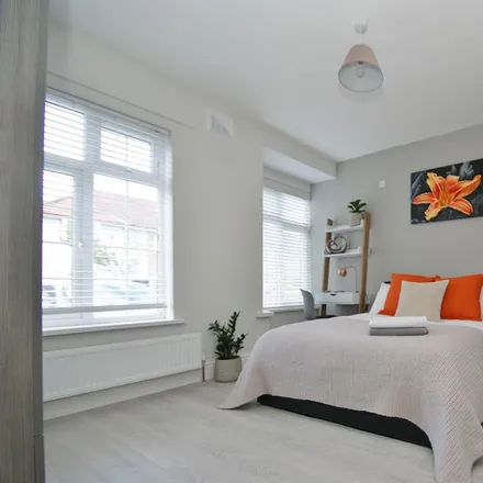 Rent this 7 bed room on Sunningdale Avenue in London, W3 7NS