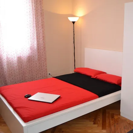 Rent this 7 bed room on Calle de Narváez in 25, 28009 Madrid