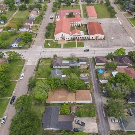 Image 2 - 1111 West 6th Street, Freeport, TX 77541, USA - House for sale