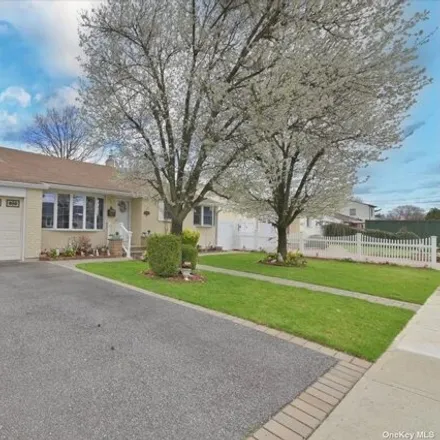 Image 2 - 225 Eastlake Avenue, Village of Massapequa Park, NY 11762, USA - House for sale