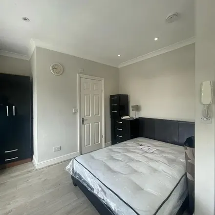 Image 6 - Cantley Gardens, London, IG2 6QB, United Kingdom - Apartment for rent
