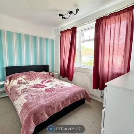 Rent this 4 bed apartment on unnamed road in London, IG7 5NL