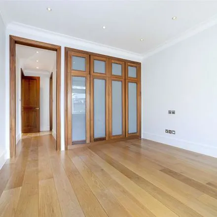 Rent this 3 bed apartment on 55 Linden Gardens in London, W2 4HB