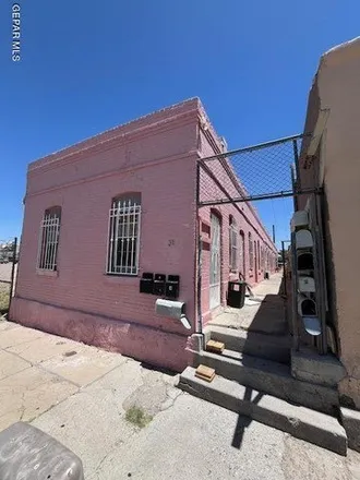 Buy this studio house on 310 S Park St in El Paso, Texas