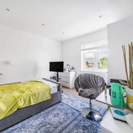 Image 5 - Beechwood Close, The Hale, London, NW7 3LS, United Kingdom - Apartment for rent