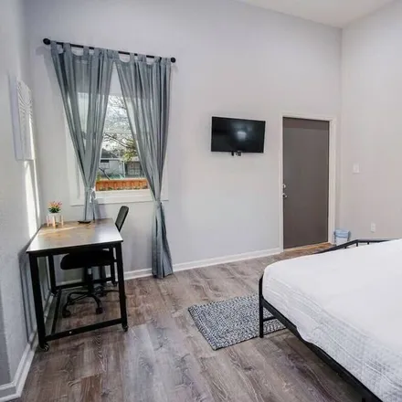 Rent this 4 bed house on San Antonio in Hoefgen Avenue, San Antonio