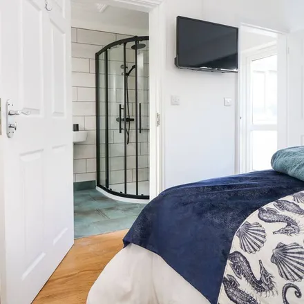 Rent this 4 bed duplex on Crantock in TR8 5RZ, United Kingdom