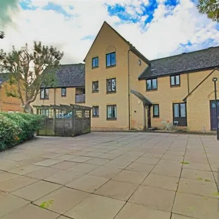 Buy this 2 bed apartment on Clarendon Parade in Cheshunt, EN8 9DF