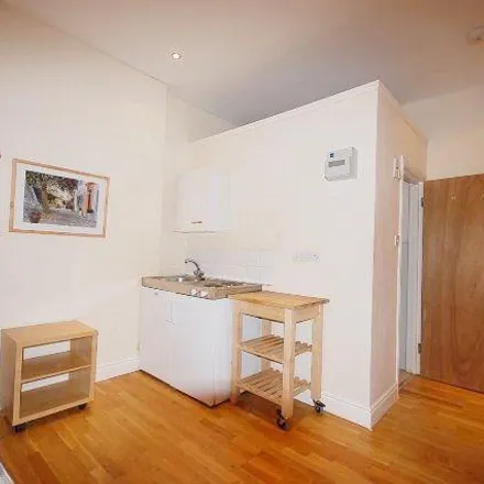 Rent this studio apartment on 159 Fordwych Road in London, NW2 3PA
