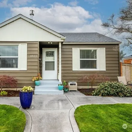 Buy this 3 bed house on 1862 Maple Street in Everett, WA 98201