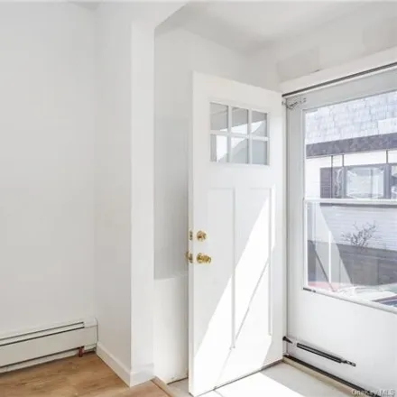 Image 2 - 28A 3rd Avenue, New York, NY 10465, USA - Apartment for sale