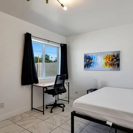 Image 7 - 6438 West Heatherbrae Drive, Phoenix, AZ 85033, USA - Apartment for rent