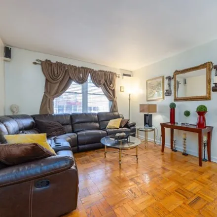 Image 5 - 944 Duncan Street, New York, NY 10469, USA - House for sale