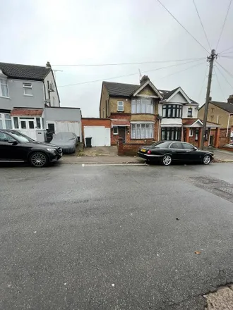 Rent this 3 bed duplex on Blenheim Crescent Baptist Church in Blenheim Crescent, Luton