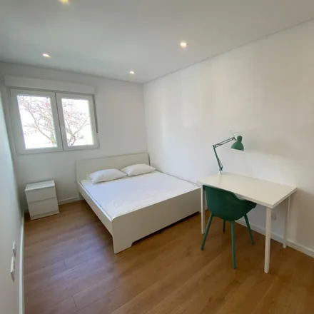 Rent this 6 bed room on Av Inf D Henrique 6 in Avenida Infante Dom Henrique, 2780-052 Oeiras