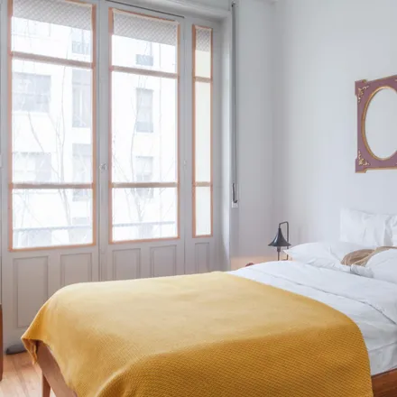 Rent this 3 bed room on Garagem Cardinal in Rua de Sá da Bandeira, 4000-437 Porto