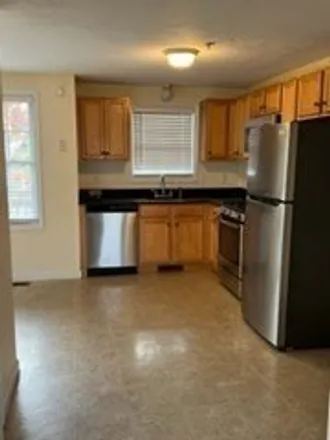 Image 3 - 417 Hildreth Street, Lowell, MA 01850, USA - Townhouse for rent