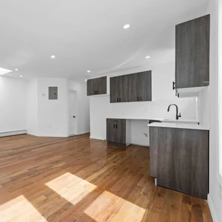 Image 5 - 305 East 38th Street, New York, NY 11203, USA - House for sale