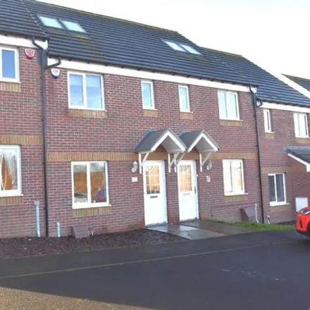 Buy this 3 bed townhouse on Vaderland Grove in Larkhall, ML9 2FQ