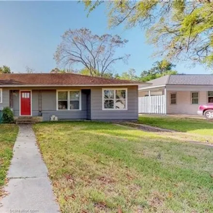 Rent this 3 bed house on 981 North Avenue in Bryan, TX 77802