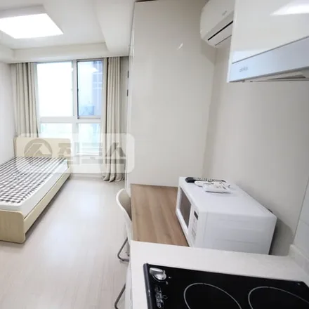 Rent this studio apartment on 서울특별시 강남구 역삼동 727-9