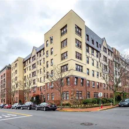 Rent this studio apartment on 4 Maple Drive in Village of Great Neck Plaza, NY 11021