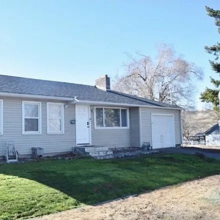 Buy this 4 bed house on 260 Northeast 2nd Street in Pilot Rock, Umatilla County