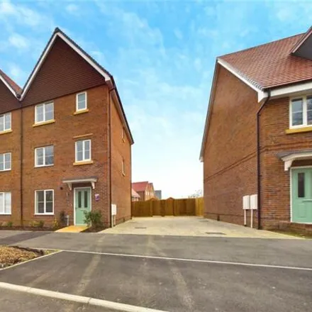 Rent this 5 bed townhouse on Sheerlands Road in Arborfield Green, RG2 9ND