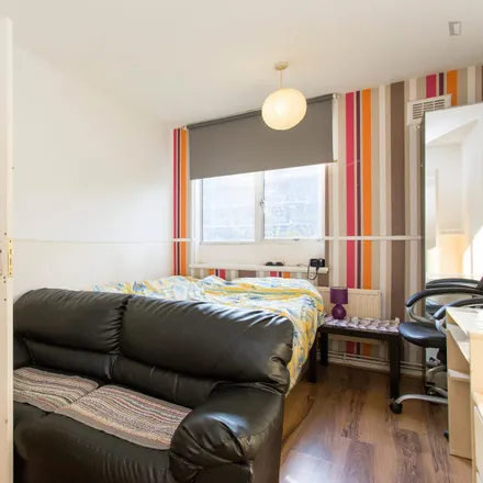 Image 2 - 20-56 Jubilee Street, St. George in the East, London, E1 3EY, United Kingdom - Room for rent