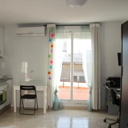 Image 4 - Carrer d'Osca, 08201 Sabadell, Spain - Apartment for rent