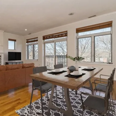 Image 2 - 633 East Bowen Avenue, Chicago, IL 60653, USA - Condo for sale