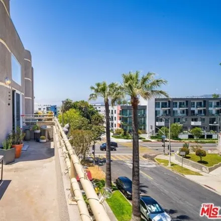 Buy this 2 bed condo on 5070 Maplewood Avenue in Los Angeles, CA 90004