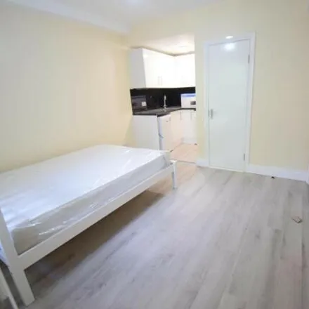 Rent this studio apartment on Topaloglu Food & Wine in 478 Kingsland Road, De Beauvoir Town